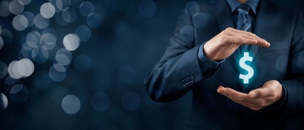 Kädet suojaavat dollarimerkkiä, joka symboloi kassavirran turvaamista.